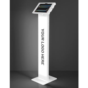 Photo en studio du support de sol blanc Compulocks BrandMe Lumina Apex pour iPad Pro 11 pouces, vu en diagonale depuis l'avant avec option de panneau de logo éclairé.