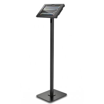 Vue latérale du support au sol Compulocks Swift Apex pour iPad Pro 11 pouces, noir, avec une base robuste et un écran incliné.