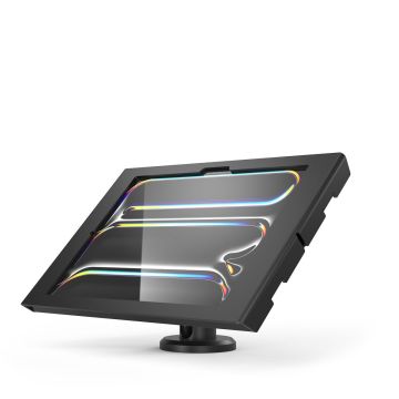Vue latérale du support de table Compulocks Rise pour iPad Pro, avec une tablette montée en angle dans un support noir.