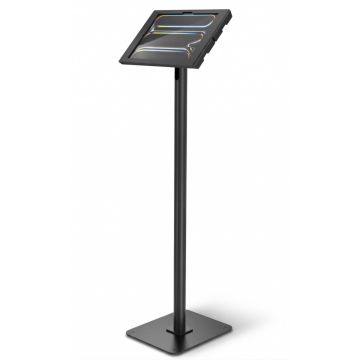 Vue latérale du support au sol Compulocks Swift Apex pour iPad Pro 13 pouces, noir, avec une base robuste et un écran incliné.