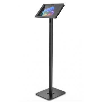 Vue latérale du support au sol Compulocks Swift Apex pour Microsoft Surface Pro 11, noir, avec une tablette montée en position verticale.