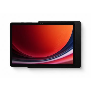 Vue détaillée du support mural Displine Companion Wall Home avec Samsung Galaxy Tab A9+ en noir, avec focus sur l'écran et le support mural.