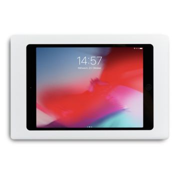 Vue droite du support mural Displine Companion Wall blanc pour iPad 10,2 pouces, avec un iPad sous tension dans le support sur fond blanc.