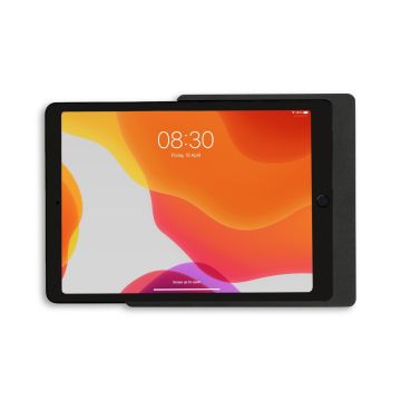 Gros plan du support mural Displine Companion Wall Home avec un iPad 10,2 pouces, noir, avec fond clair.