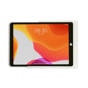 Vue de dessus du support mural Displine Companion Wall Home avec un iPad 9 10,2 pouces en cours d'utilisation, avec un arrière-plan clair.