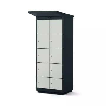 Vue latérale du casier de chargement de batterie de vélo Lockeel avec huit compartiments et serrure à monnaie, fermé et utilisé.