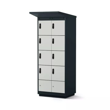 Vue latérale du casier de chargement de batterie de vélo Lockeel avec huit compartiments et serrures à code électronique.