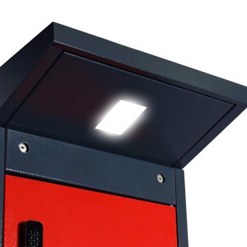 Plan détaillé du panneau lumineux LED Lockeel situé en haut du casier à batterie du vélo, avec un éclairage lumineux.