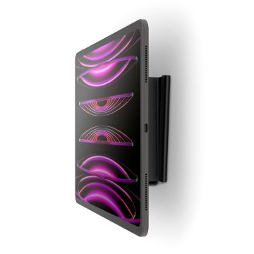 Vue latérale du support mural Compulocks Invisible avec une tablette fixée, visible dans un environnement moderne.