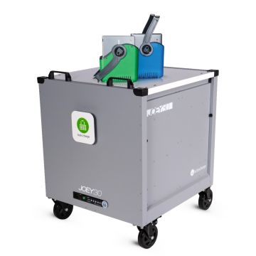 Photo en studio du chariot de chargement LocknCharge Joey 30 avec deux paniers colorés placés sur le dessus du chariot, vu depuis une vue de face oblique.
