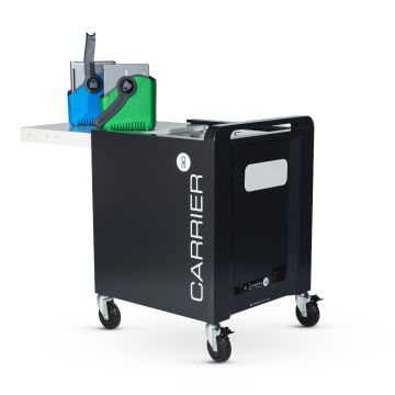 Chariot de chargement LocknCharge Carrier 30 avec étagère étendue et deux paniers colorés avec équipement, vue avant inclinée sur fond blanc.
