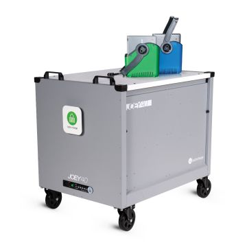 Photo en studio du chariot de chargement LocknCharge Joey 40 en vue oblique, avec deux paniers amovibles colorés pour les appareils au-dessus du chariot fermé.