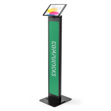 Photo de produit en studio du support au sol Compulocks BrandMe Lumina Magnetix, vue de face inclinée avec une tablette montée et un panneau de marque vert.