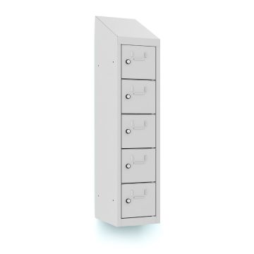 Photo studio du casier téléphonique Lockeel à 5 ​​compartiments et portes fermées, vue de face en diagonale du casier gris avec serrures à clé sur fond blanc.