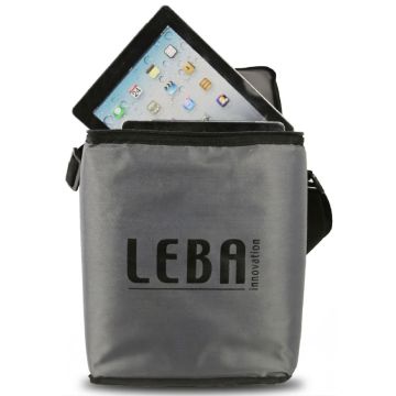 Vue détaillée du sac LEBA NoteBag avec une tablette visible sur le dessus, de couleur grise.