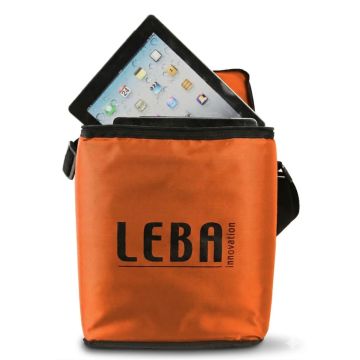 Sac LEBA NoteBag ouvert avec une tablette visible, de couleur orange vif.