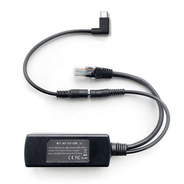 Vue détaillée du répartiteur Smart Things sCharge PoE 4856 avec câble USB-C, y compris les connexions et la gestion des câbles.