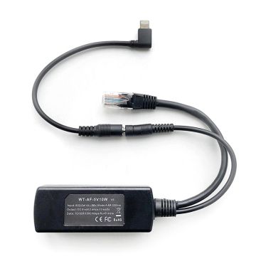 Vue détaillée du répartiteur Smart Things sCharge PoE 4856 avec câble Lightning, avec connexions visibles et gestion des câbles.
