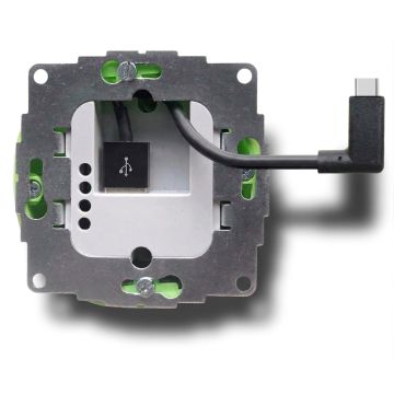 Vue détaillée de l'alimentation intégrée Smart Things sCharge USB-A avec câble et connexions USB-C visibles.