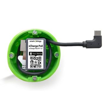 Vue détaillée de l'adaptateur Smart Things sCharge PoE FIT C avec câble USB-C visible et boîtier vert.