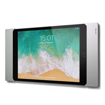 Vue latérale du support mural Smart Things sDock Fix avec iPad 9 monté, visible en cours d'utilisation.
