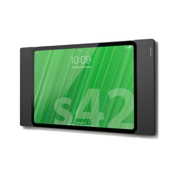 Support mural noir Smart Things sDock Fix avec iPad A16 11 pouces monté, visible en vue droite.
