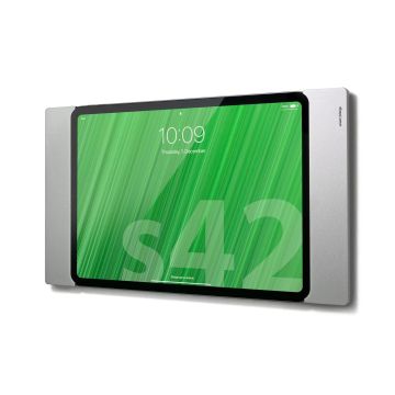 Vue latérale du support mural Smart Things sDock Fix pour iPad A16, monté avec un iPad en cours d'utilisation.