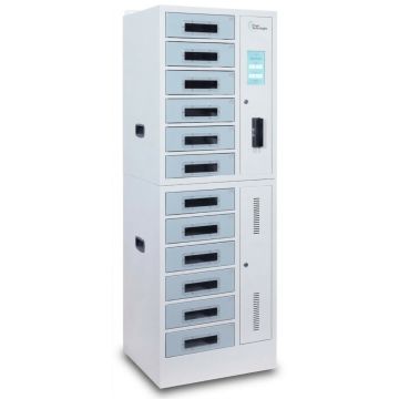 Vue latérale du casier de chargement Power Technologies SC-LOCKER-12 avec 12 compartiments et serrure RFID, fermé et sans câbles visibles.