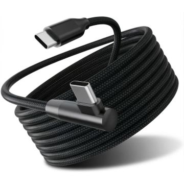 Vue détaillée du câble de chargement Torvik USB-C vers USB-C à angle droit avec une gaine tressée noire et un connecteur à angle droit.