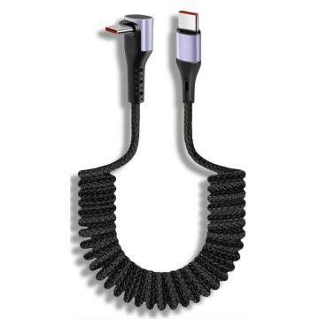 Vue détaillée du câble de charge spiralé Torvik USB-C vers USB-C à angle droit avec un design tressé noir et des connecteurs à angle droit.