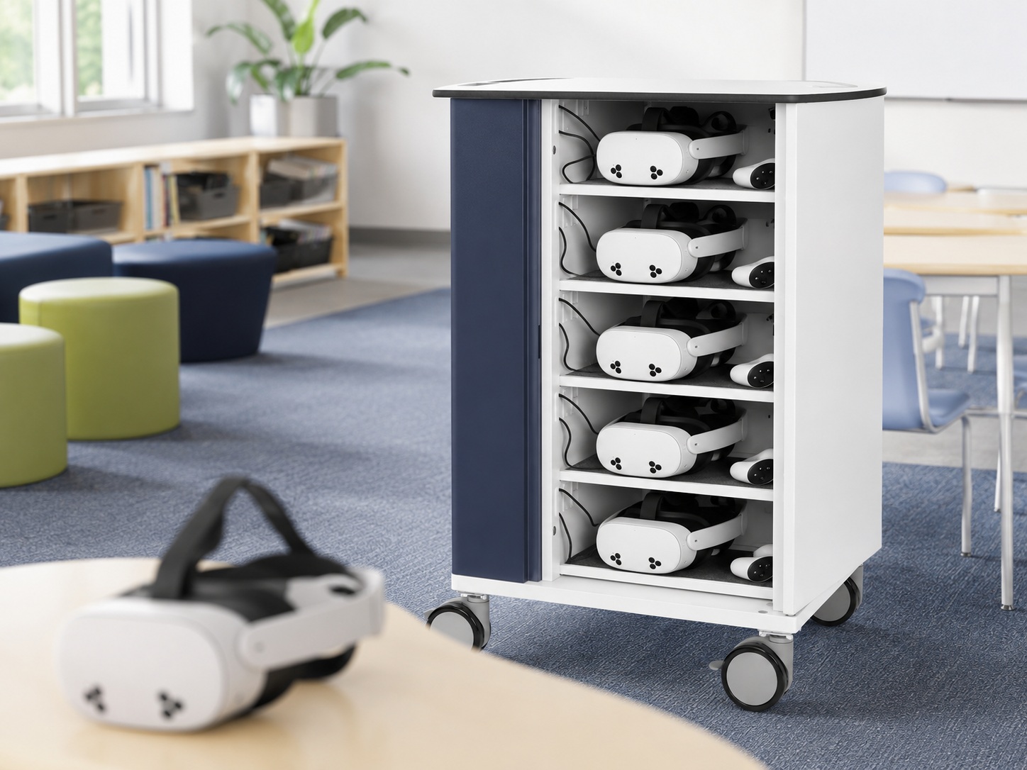 Ouvert, chariot de recharge pour casques VR avec plusieurs casques VR blancs et manettes dans un environnement scolaire moderne, avec un casque sur une table au premier plan.